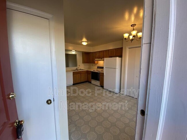 Foto del edificio - 16128 Clarence Ct