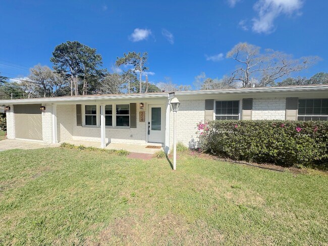 Foto del edificio - 322 Tanglewood Rd