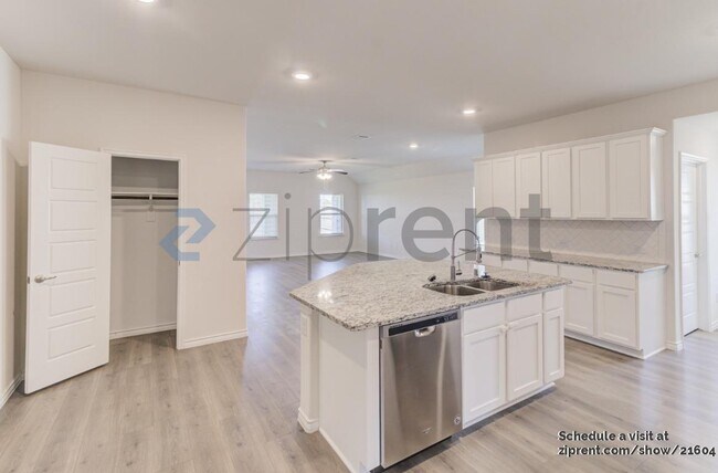 Building Photo - 430 Forestridge Dr