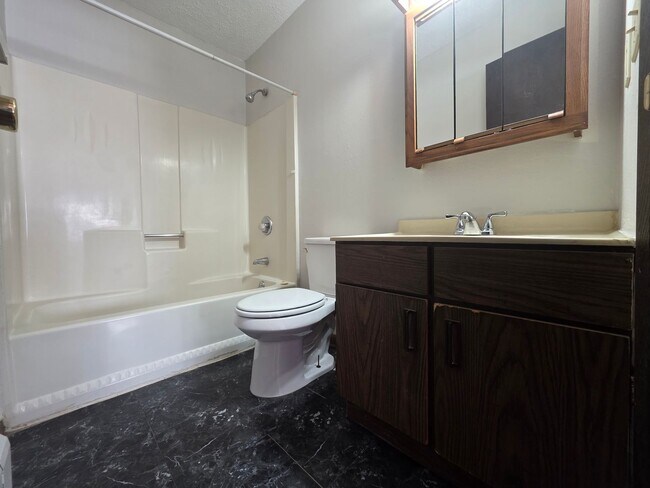 Foto del edificio - 700 Brandon Ave