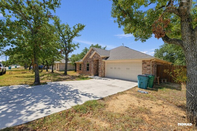 Building Photo - 205 Shady Oaks Dr