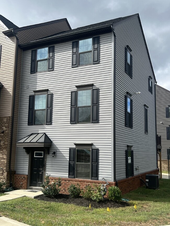 Foto del edificio - Exceptional 3-Level Corner Unit Townhome w...
