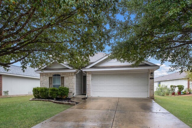 Building Photo - Freshly Painted Spacious 4 Bedroom!