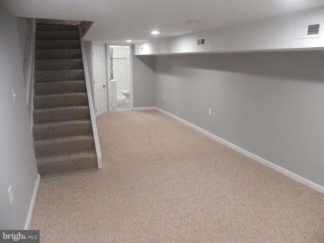 Building Photo - 1205 James St