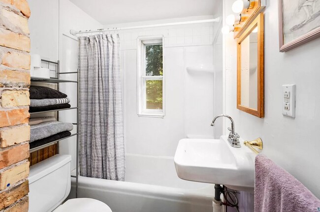 Baño completo - 316 N 15th Ave E