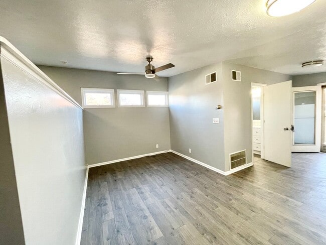 Foto del edificio - 1041 W 10th St