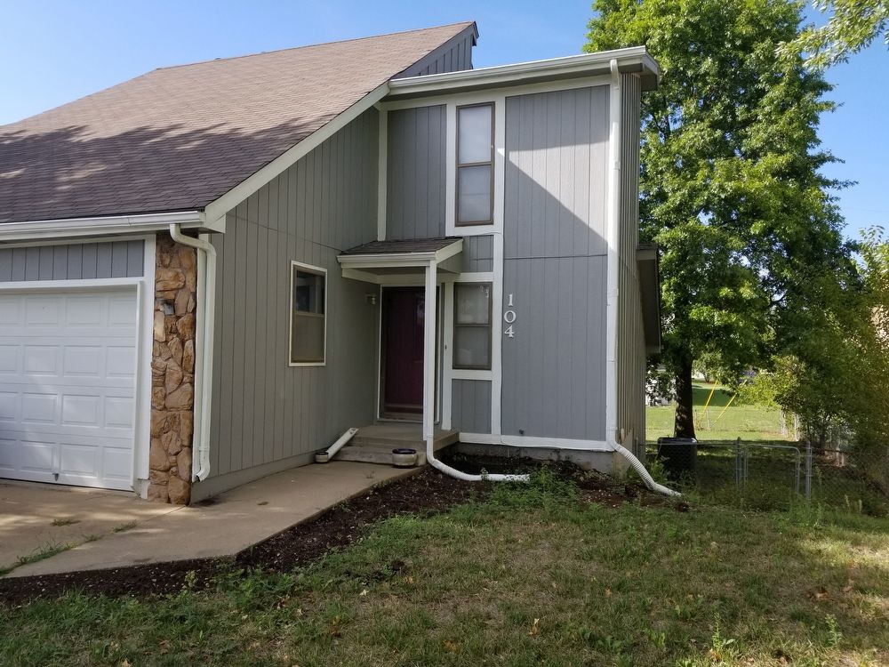 Primary Photo - Olathe home near brand new high-school.