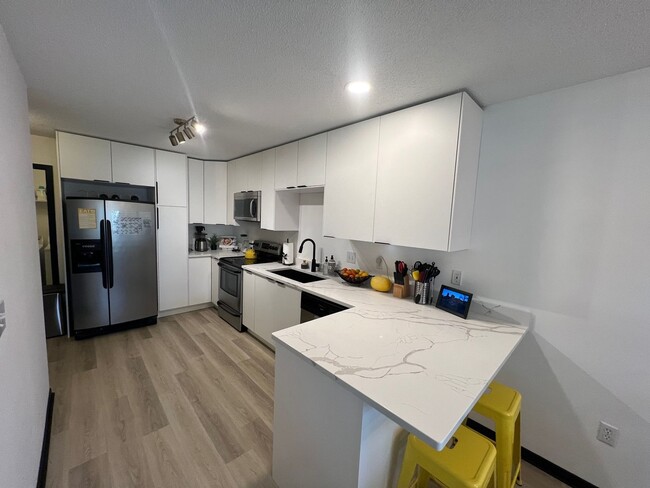 Foto del edificio - Modern Fully Updated End Unit Townhouse in...