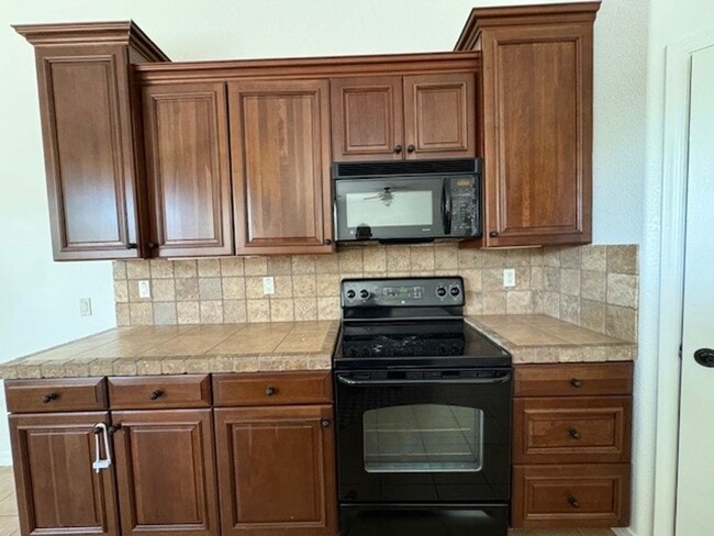 Foto del edificio - Laughlin Ranch 3 BR Large fenced Yard, 3 car-Boat Deep Garage Gated Entry on Parkway