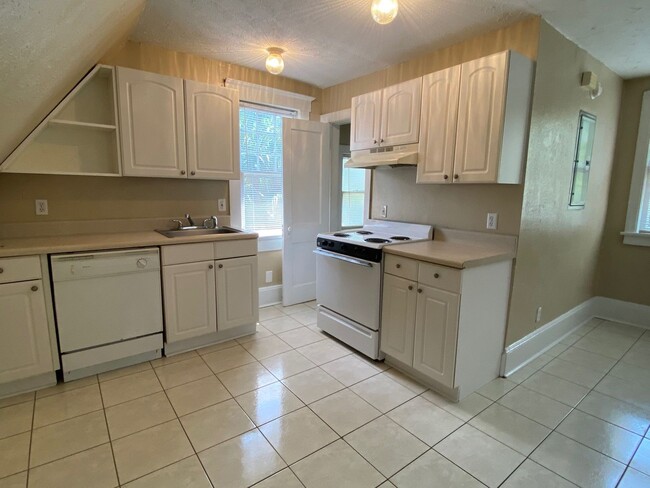 Building Photo - Cute studio for rent in the historic River...