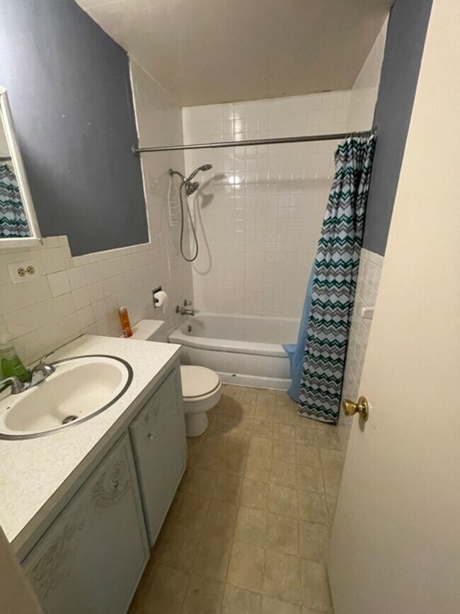 Building Photo - 415 W. CATALPA ST. - NO PETS - CALL OFFICE...