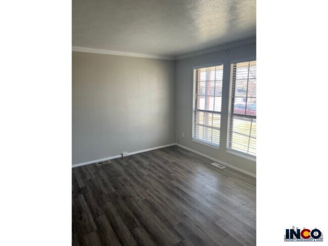 Building Photo - Large four bedroom townhome with a finishe...