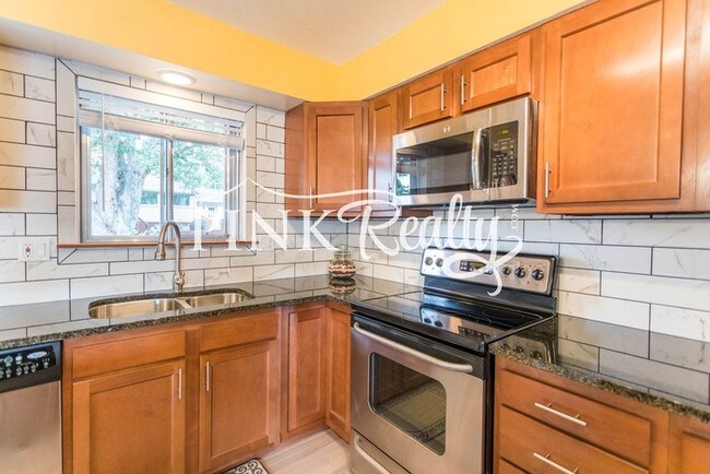 Building Photo - 426 Edgewood Dr