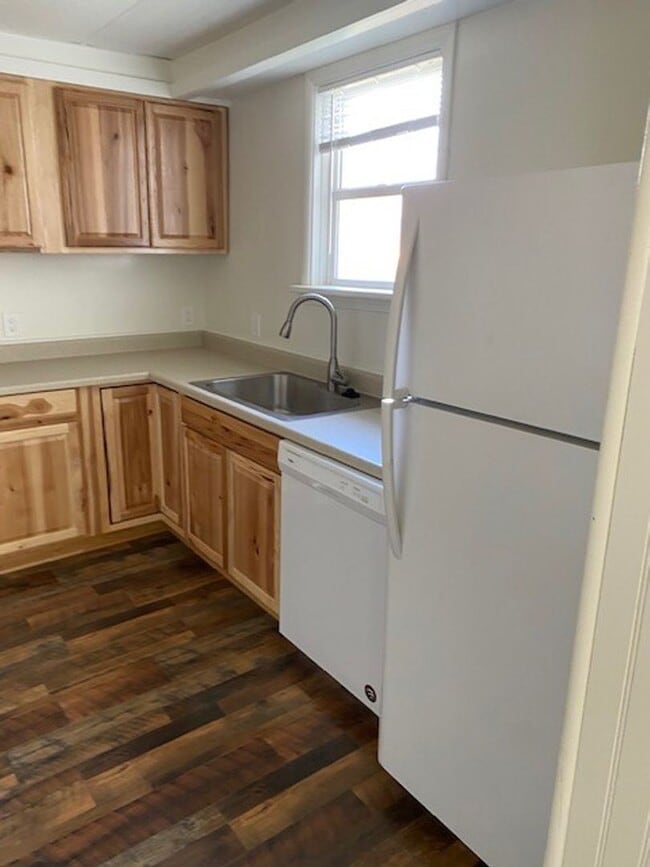 Building Photo - 27 8th Ave W