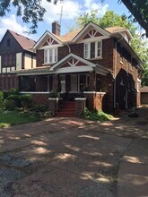 Building Photo - 1166 Victoria Av