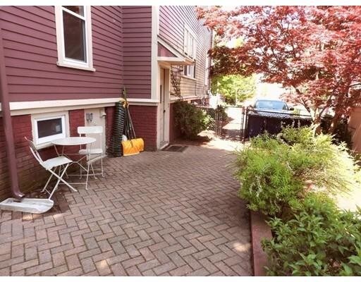 Foto del edificio - 81 Benton Rd