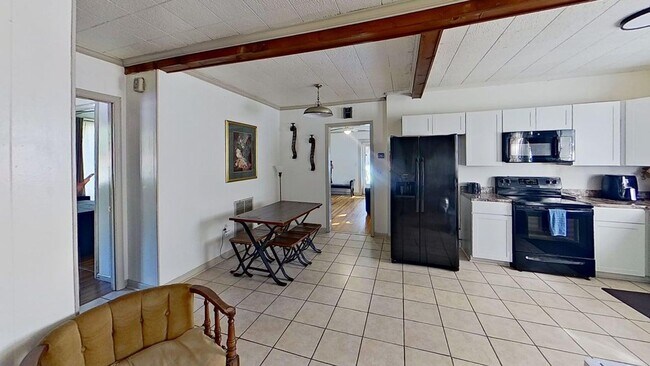 Foto del edificio - Renovated 3-Bedroom Home – Furnished or Unfurnished – Prime Location!