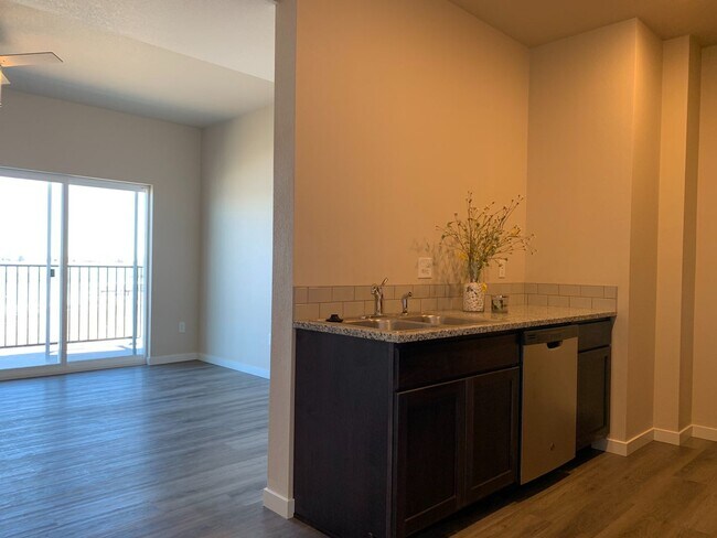 Building Photo - Fantastic Condo on Windsor Lake