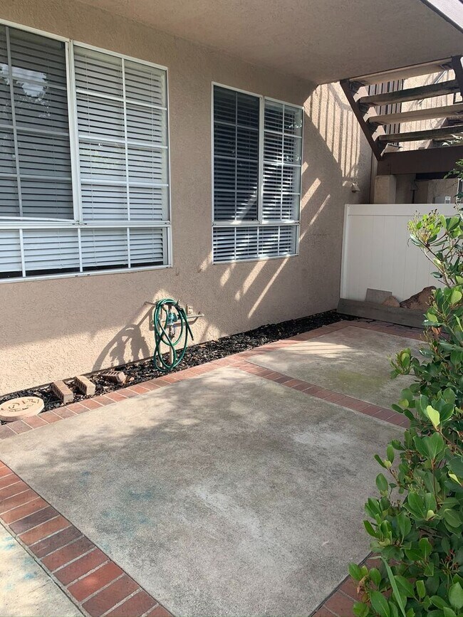 Building Photo - 2 bed / 2 bath unit in RSM available August 6th!!