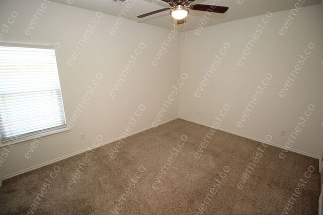 Building Photo - 321 E Redwood St