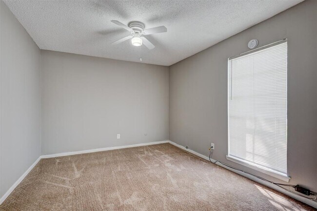 Building Photo - 523 Spring Dr