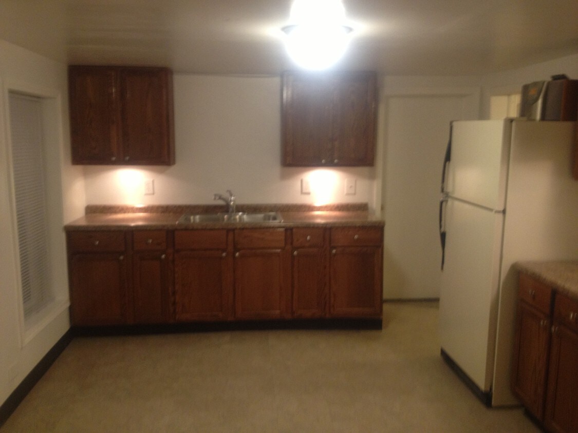 Primary Photo - 927 W 35th Pl