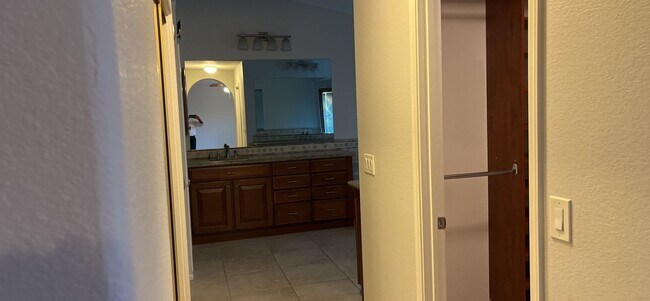 Building Photo - LOCATION!! Beautiful 4 bedrooms, 3 baths, ...