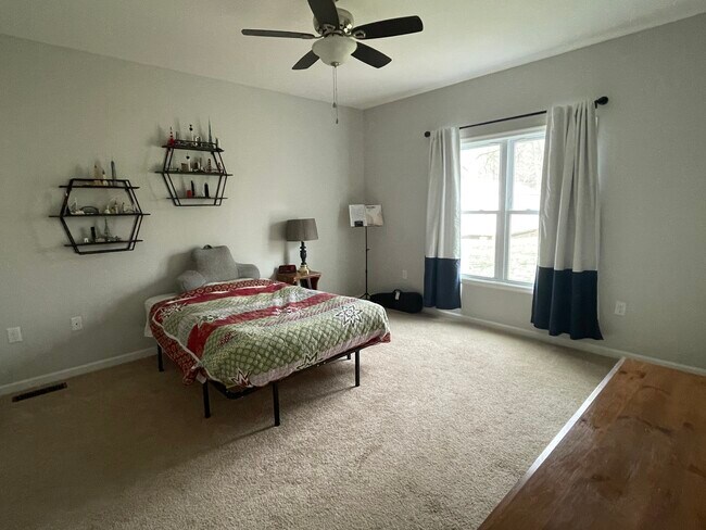 Foto del edificio - 1227 Lakeview Dr