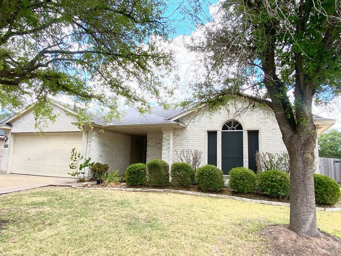 Primary Photo - Awesome 3 Bed 2 Bath! Large Texas size home