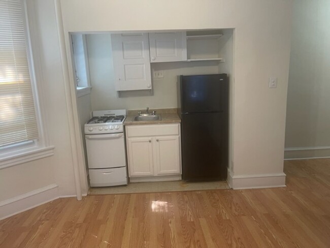 Building Photo - 1 Bedroom Apartment Available Now