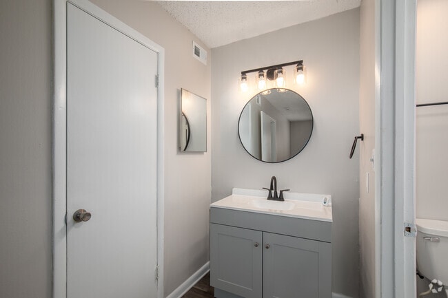 1BR, 1BA - 550SF Updated - Bathroom - Summer Tree