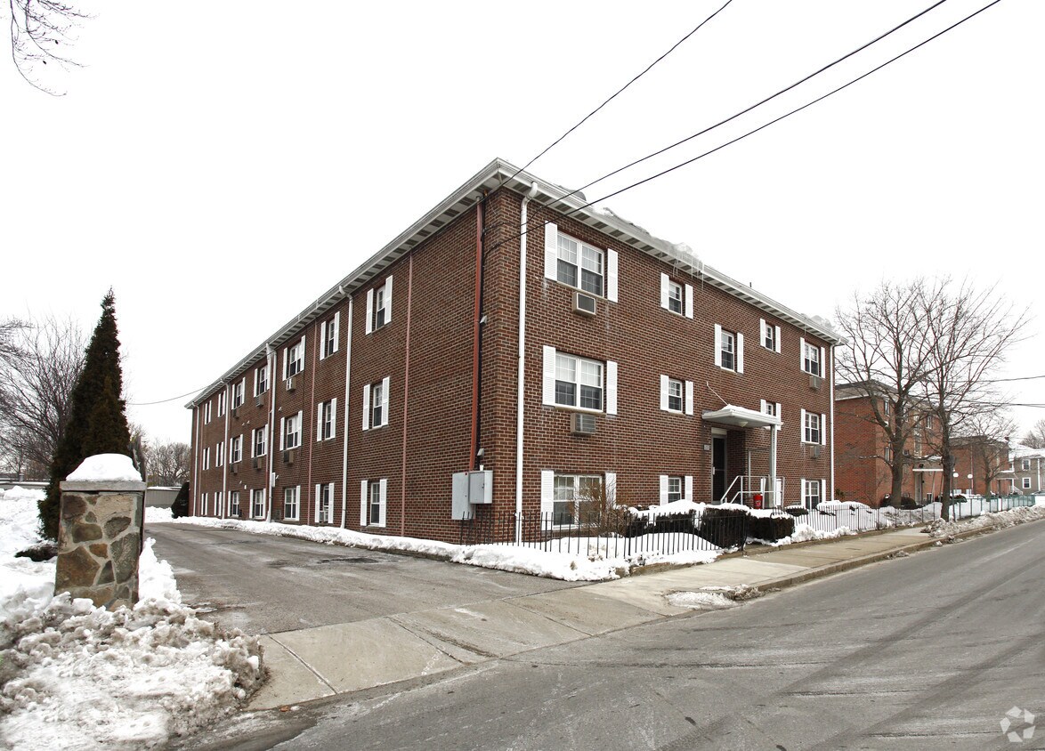 4549 Pond St, Waltham, MA 02451 Apartments in Waltham, MA