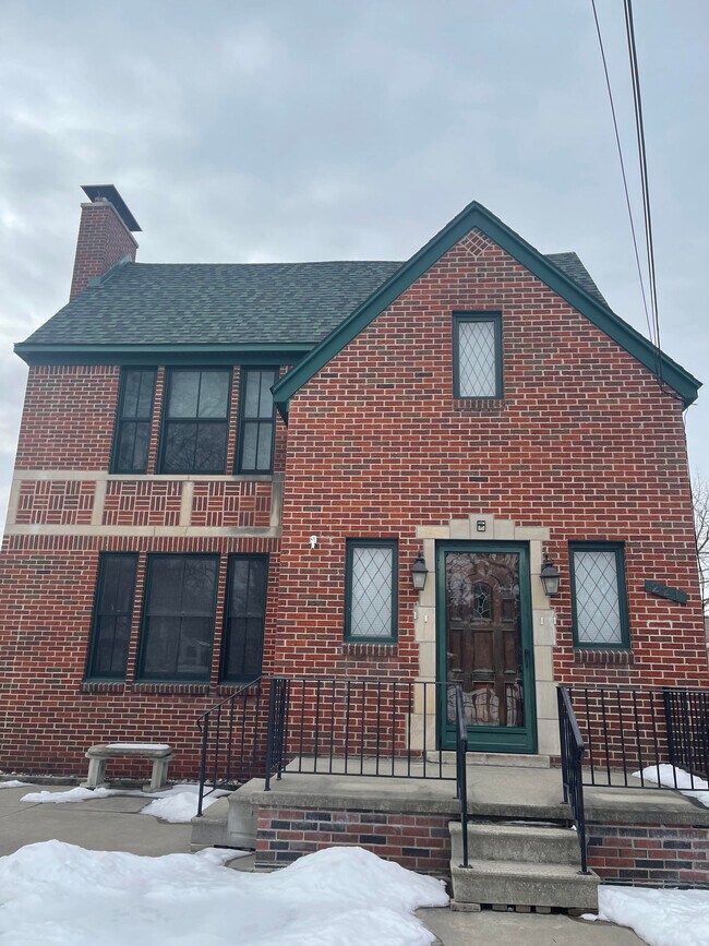 Building Photo - 221 Green Ave