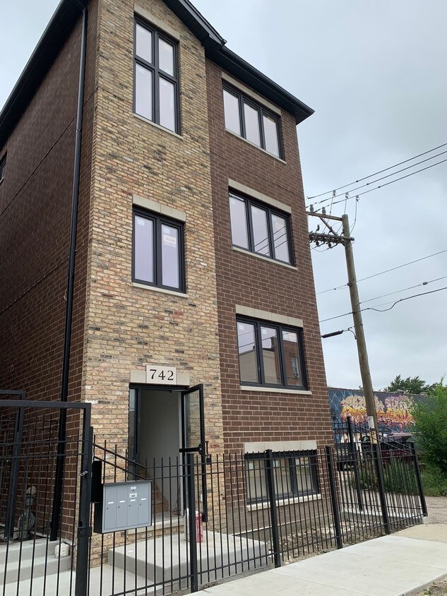 Primary Photo - 740 N Avers Ave