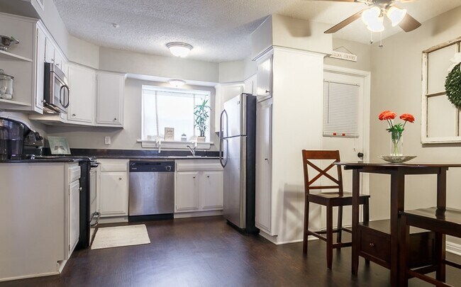 Building Photo - 301 E Reynolds Dr