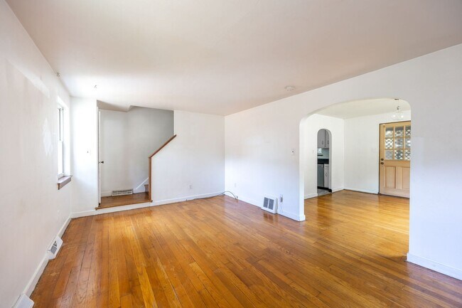 Foto del edificio - Spacious 4-Bedroom Home with Garage and Ya...