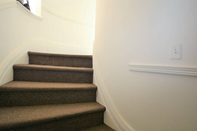 Building Photo - 3 Pine Terrace Rd