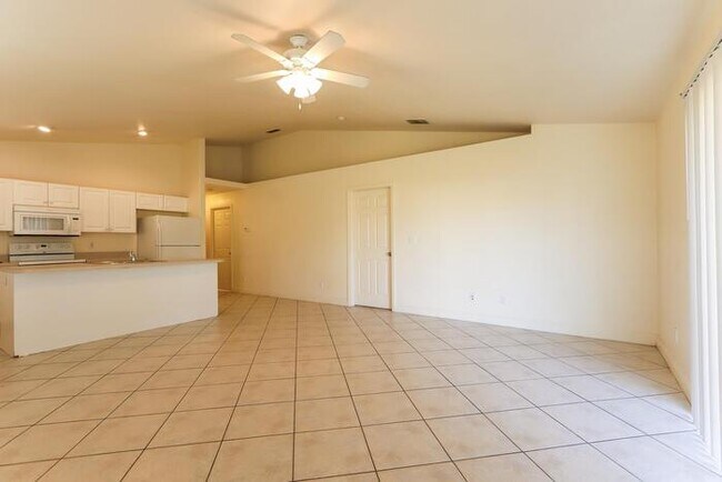 Building Photo - Attractive 3/2/1 Duplex in Lehigh Acres!