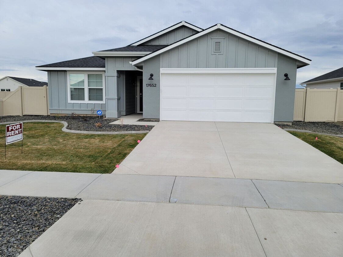 Primary Photo - Lovely New Nampa Home