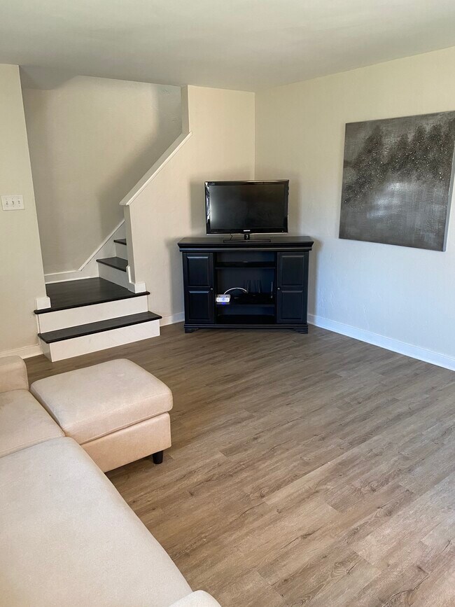 Photo - 464 Serpentine Dr House