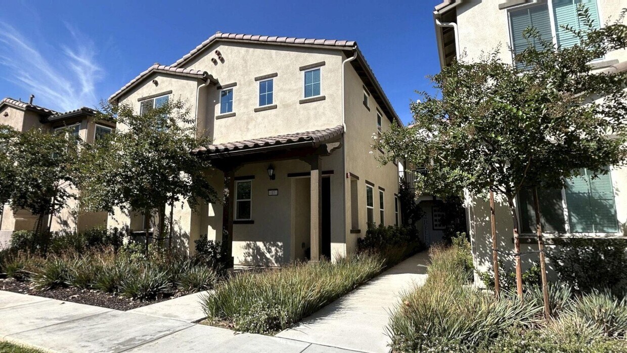 Foto principal - Modern 4 Bedroom 3 Bathroom Home in Loma L...