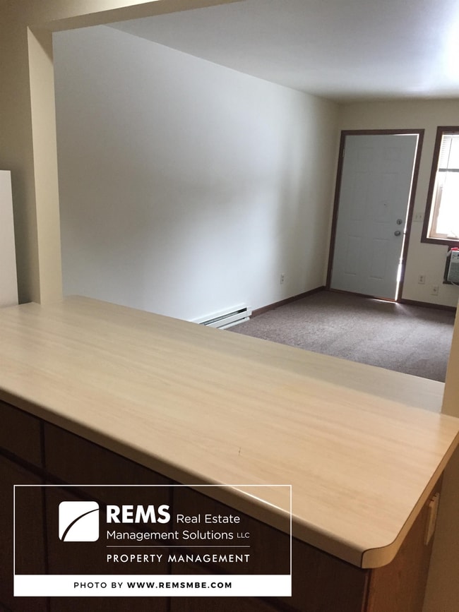 Building Photo - 200-202 Campus View Dr.