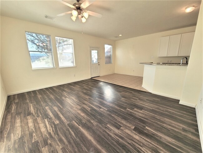 Foto del edificio - 210 Drake Run Ln