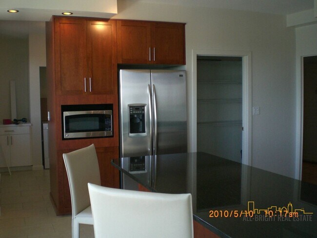 Building Photo - 3 bed 2 bath in Mission Hill PERFECT APT!!!!