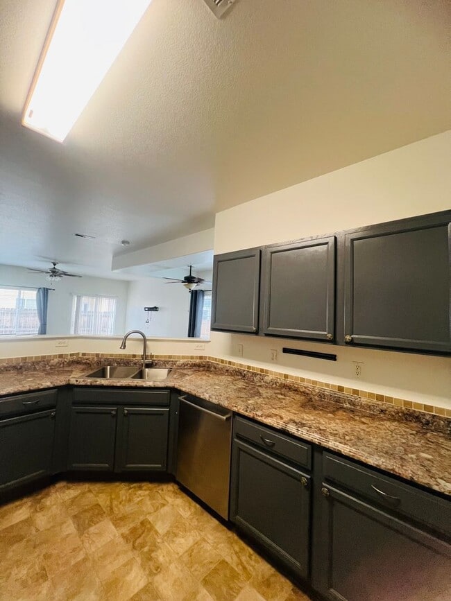 Building Photo - 3 bedoom 2.5 bath townhome close to Powers...
