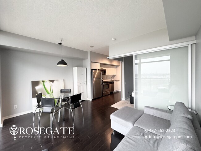 Photo du bâtiment - Cozy 1-Bedroom Condo with Parking & Semi-P...