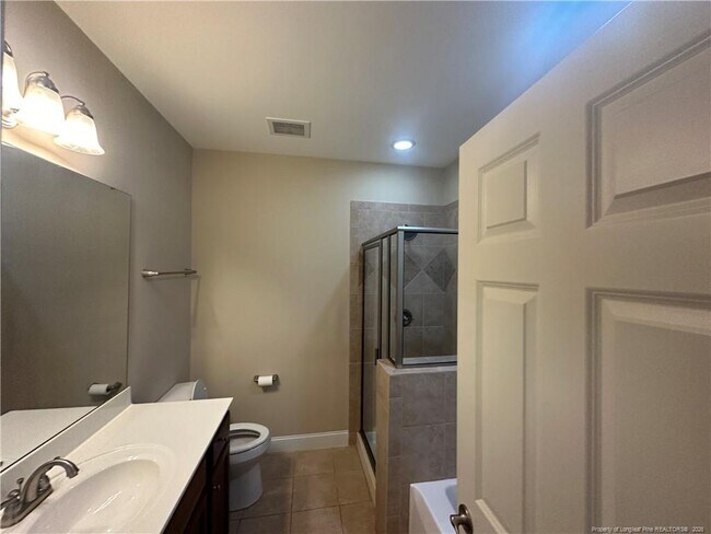 Foto del edificio - 330 Gallery Dr