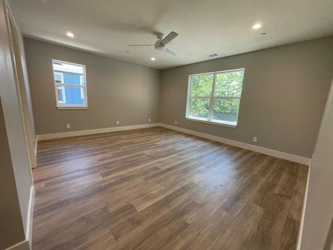 Building Photo - Gorgeous New Construction in Elmhurst