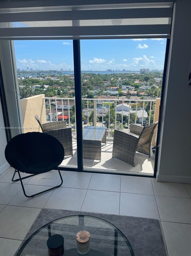 Foto del edificio - 2350 NE 135th St