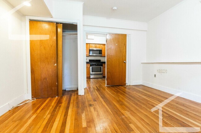 Building Photo - Avl NOW! Renovated 4BR/2BA near BU, Coolidge Corner!